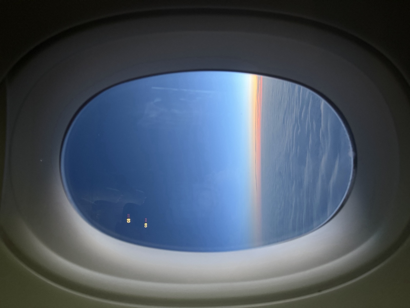 Blick aus dem Flugzeugfenster über den Wolken